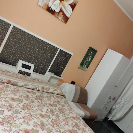 ואראצה Hotel Della Piazzetta מראה חיצוני תמונה