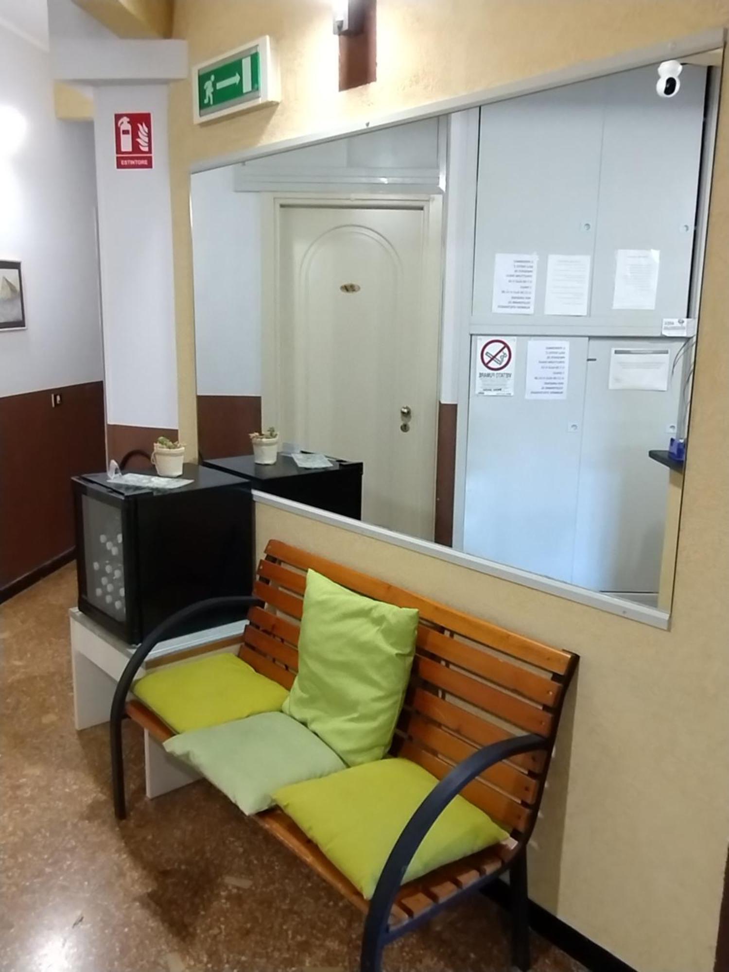 ואראצה Hotel Della Piazzetta מראה חיצוני תמונה