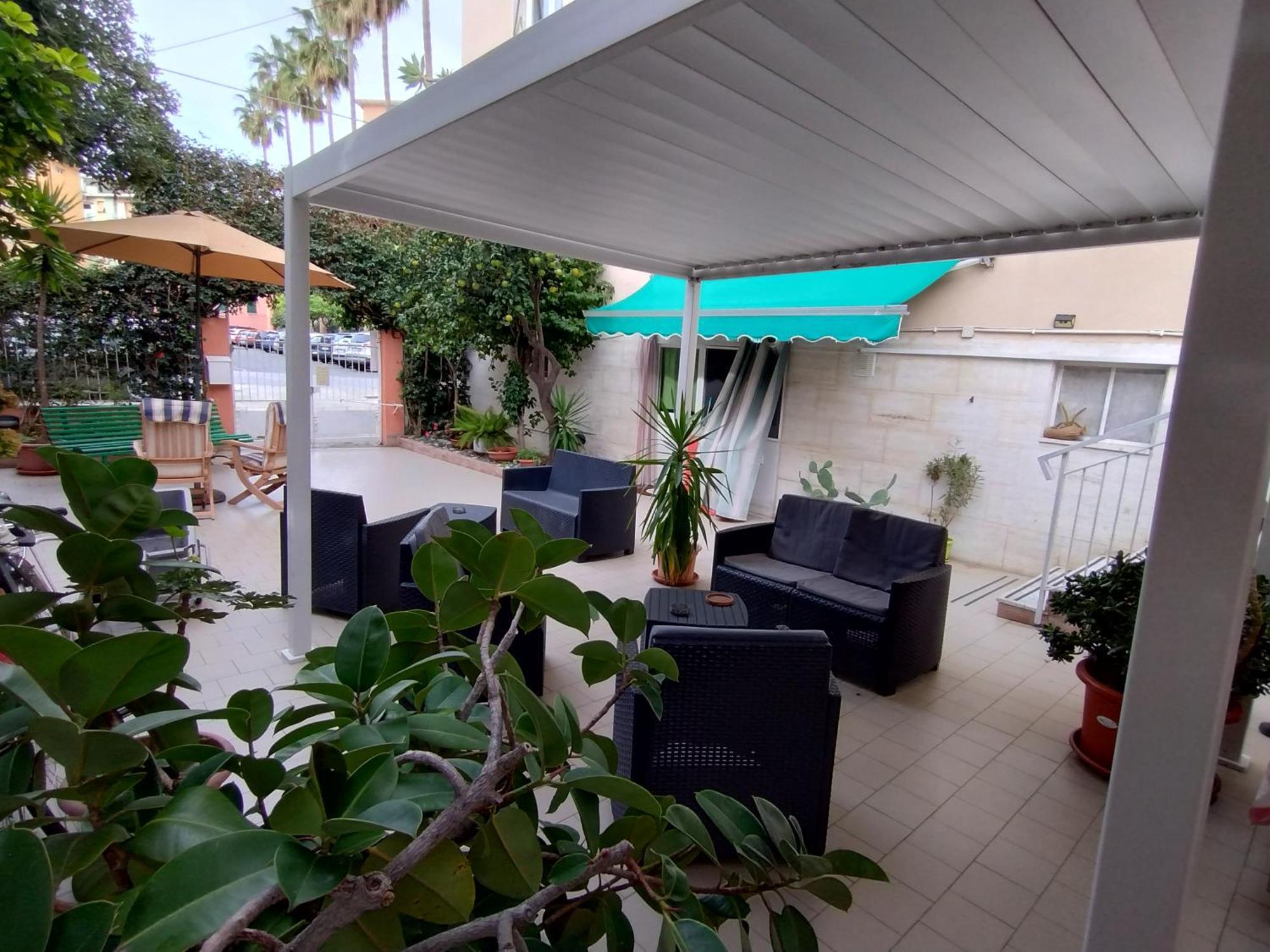 ואראצה Hotel Della Piazzetta מראה חיצוני תמונה