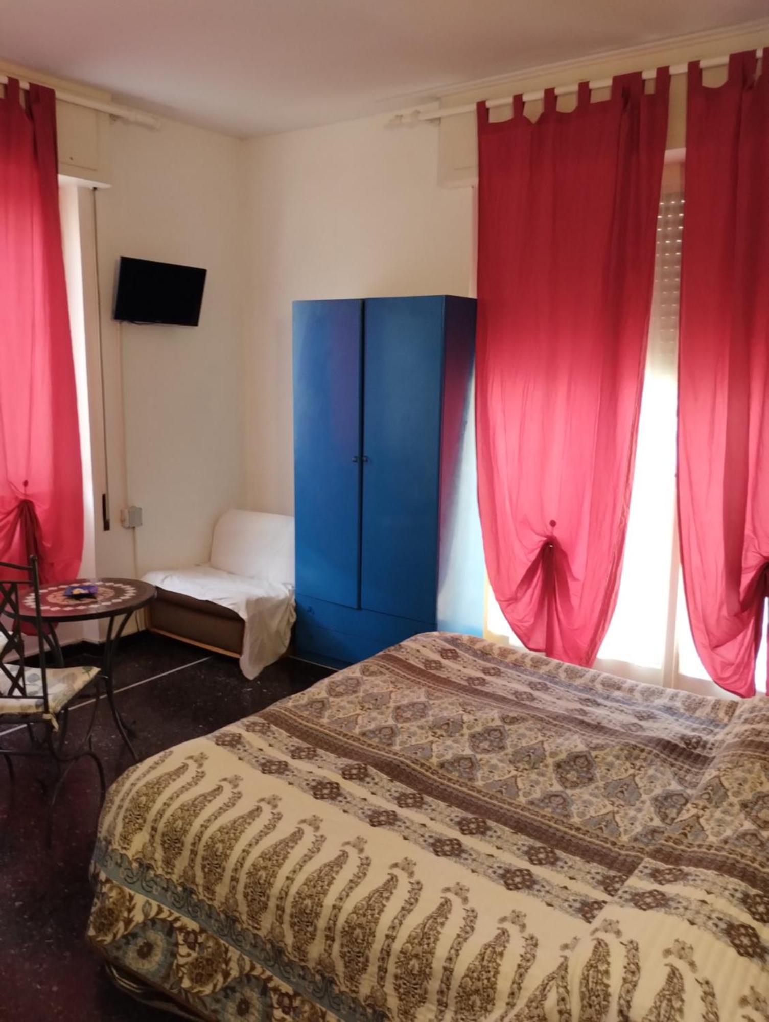 ואראצה Hotel Della Piazzetta מראה חיצוני תמונה