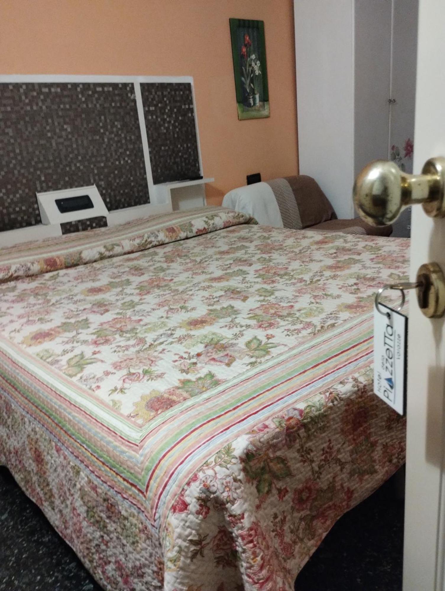 ואראצה Hotel Della Piazzetta מראה חיצוני תמונה