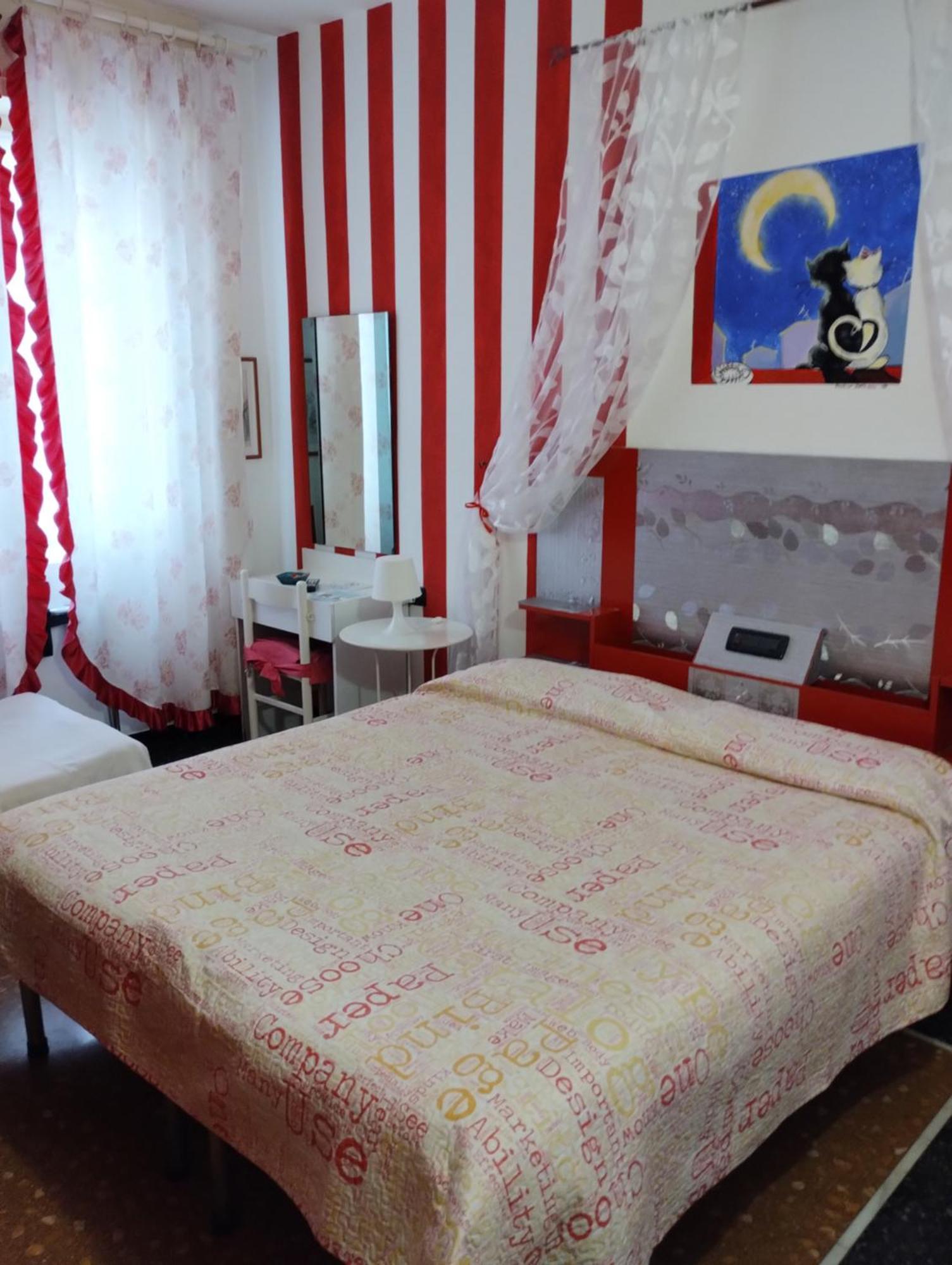 ואראצה Hotel Della Piazzetta מראה חיצוני תמונה