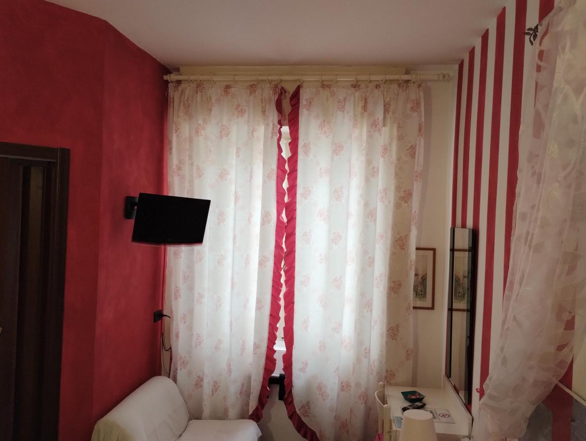 ואראצה Hotel Della Piazzetta מראה חיצוני תמונה