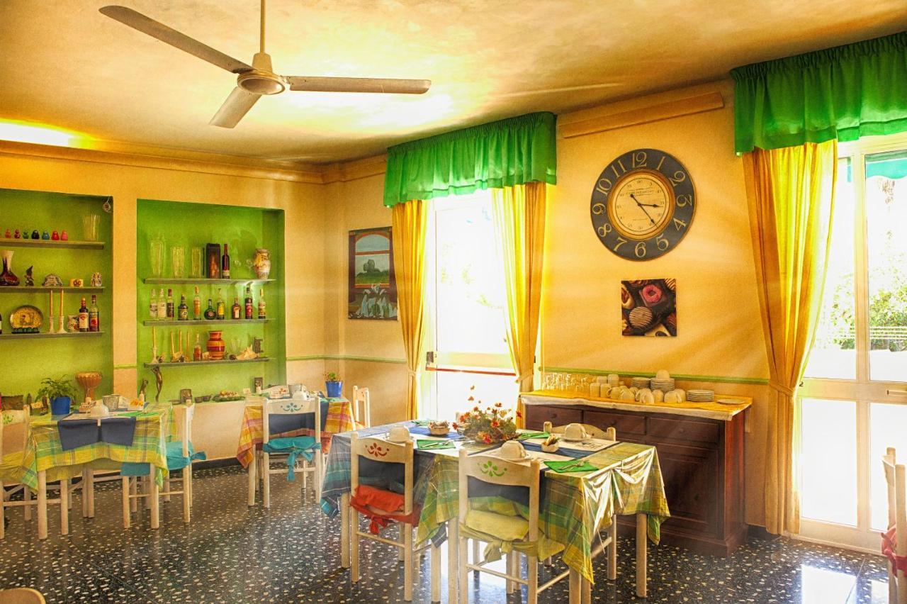 ואראצה Hotel Della Piazzetta מראה חיצוני תמונה
