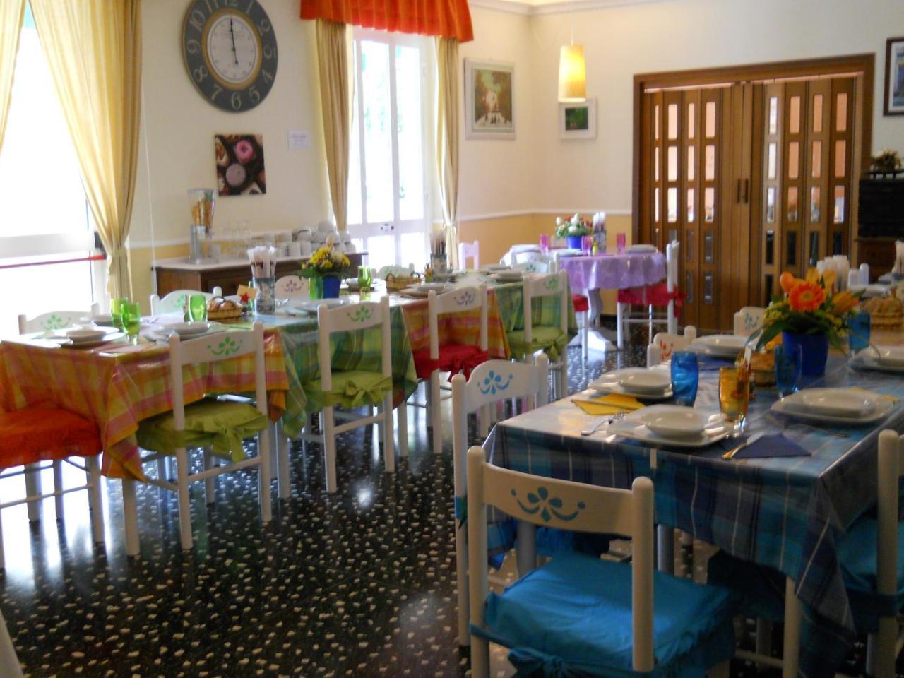 ואראצה Hotel Della Piazzetta מראה חיצוני תמונה