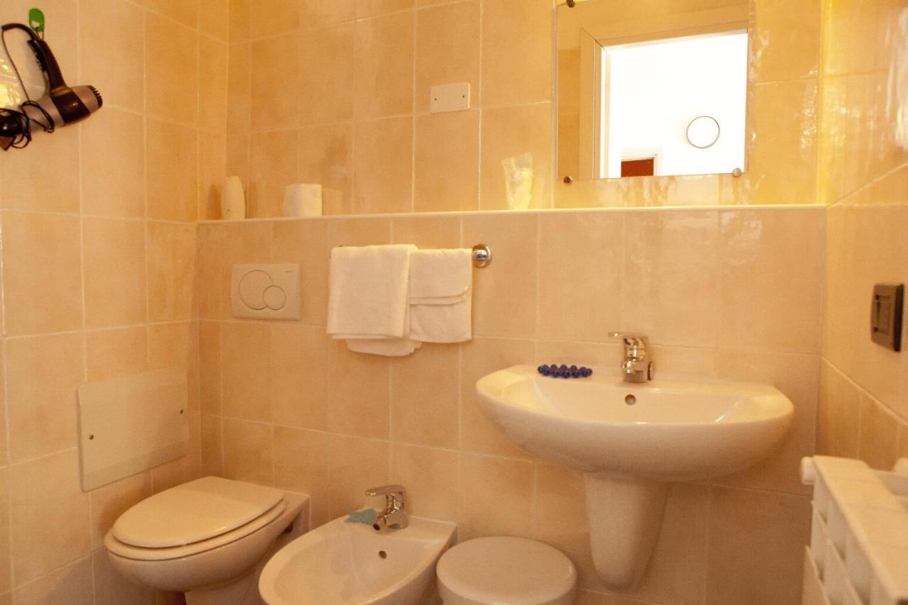 ואראצה Hotel Della Piazzetta מראה חיצוני תמונה